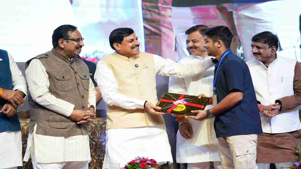 टॉपर्स के खाते में आए 25 हजार: CM डॉ. मोहन ने कहा- आगे से पैसे नहीं लैपटॉप दें, छात्रों से राजनीति में आने की अपील