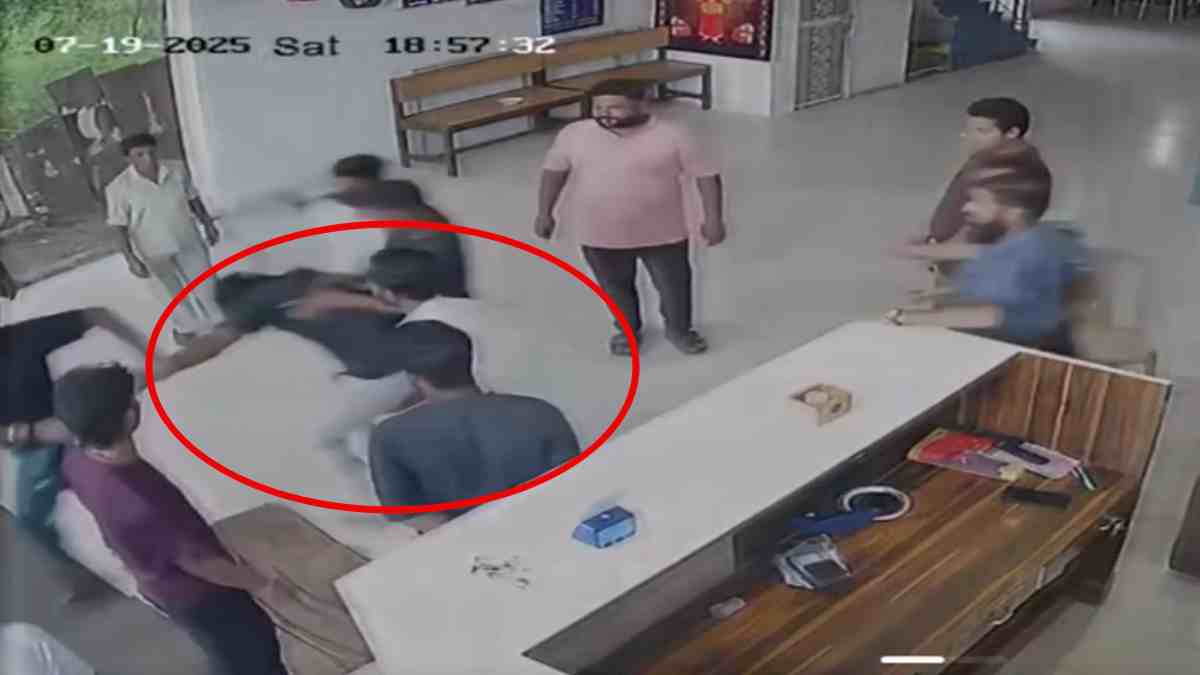 चचा विधायक हैं हमारे! कांग्रेस MLA के भतीजे ने ऑटो ड्राइवर को दौड़ा-दौड़ा कर पीटा, जान बचाने होटल में घुसा तो खींचते हुए ले गए रिश्तेदार, Video Viral