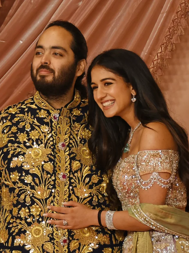 Anant-Radhika Wedding Anniversary: जब अंबानियों ने दुनिया को दिखाई ‘द ग्रेट इंडियन वेडिंग’, मेहमानों का शाही स्वागत….