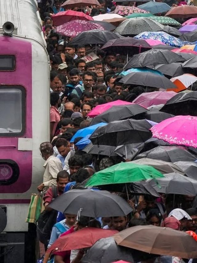 छतरी का सहारा: दिल्ली-NCR में झमाझम बारिश, तो कोलकाता के  रेलवे स्टेशन में  रंग-बिरंगे छाते लिये पहुंचे लोग