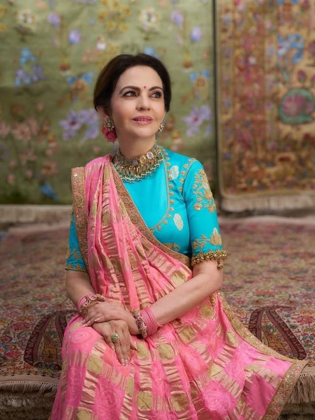 नीता अंबानी की घरचोला साड़ी जिसे बुनने में लगे 10 महीने, परदादी की बाजूबंद के साथ पहना
