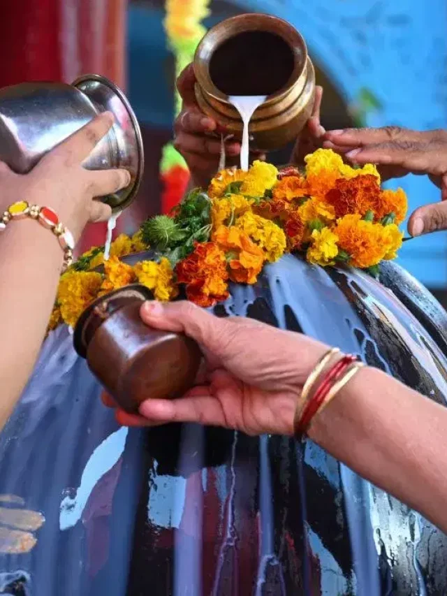 Sawan 2025: शिवजी को भूलकर भी न चढ़ाएं ये फूल, वरना नहीं मिलेगा पूजा का फल