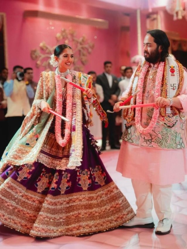 Anant-Radhika Garba Night: कुछ ऐसी थी अनंत अंबानी राध‍िका मर्चेंट की गरबा नाइट…