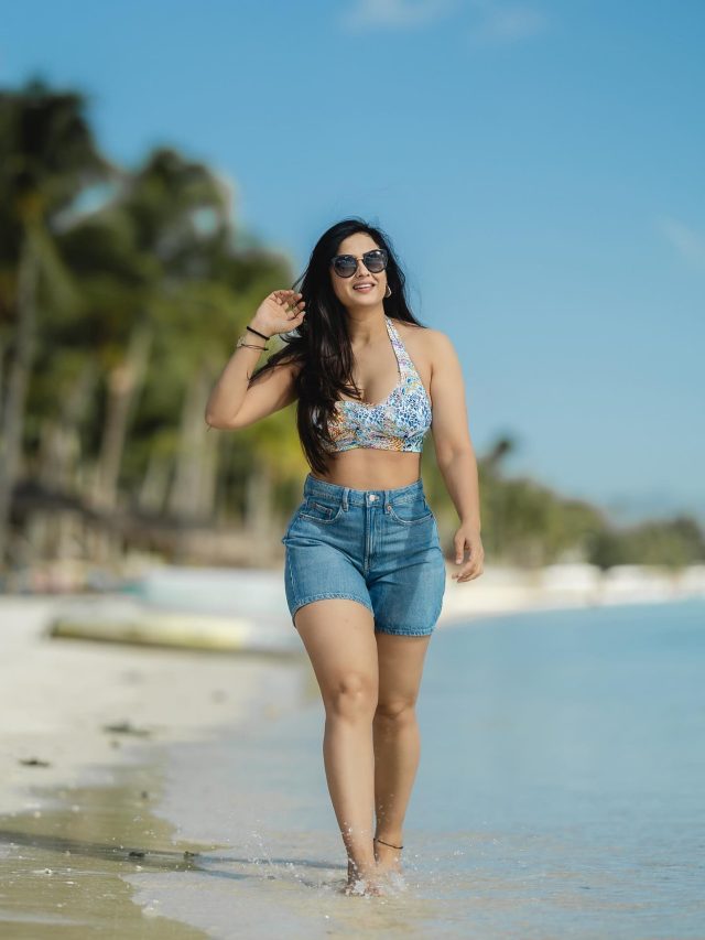 Shweta Tiwari Photos: छोटी सी निकर में श्वेता तिवारी ने फ्लॉट किया फिगर, वेकेशन में Enjoy करती आई नजर…
