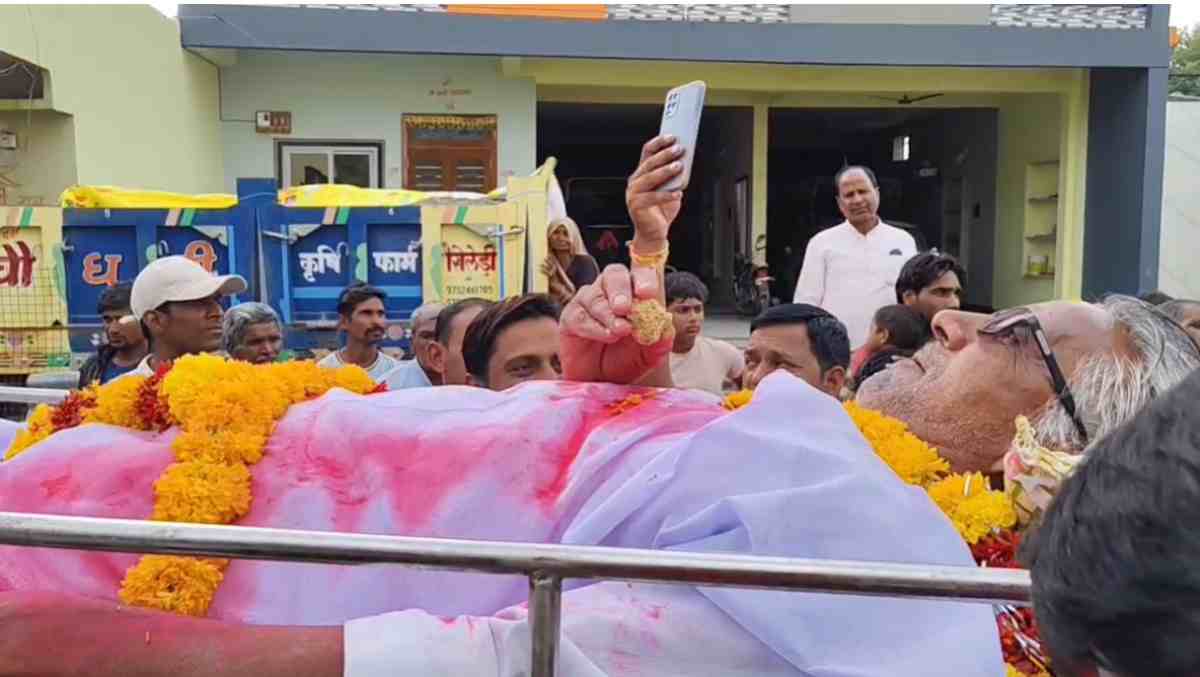 जिंदा आदमी की निकाली अर्थी, उल्टा गधे पर बैठाकर शख्स को पहुंचाया मुक्तिधाम, खुश होकर इंद्र देव ने की झमाझम बारिश