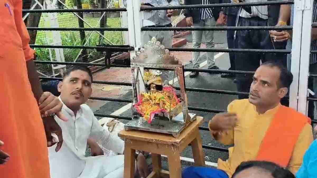 अपनी जमीन बचाने ‘लड्डू गोपाल’ पहुंचे कलेक्ट्रेट: भारी बारिश में भीगते हुए करते रहे कलेक्टर का इंतजार, जानिए पूरा मामला