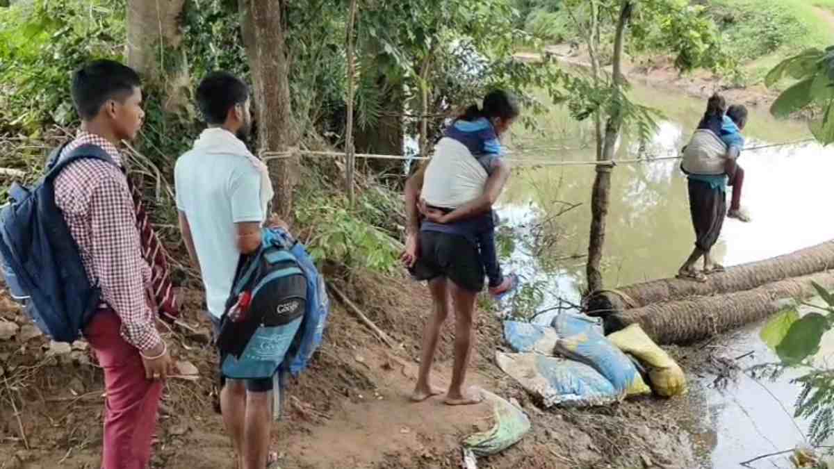 पिता के कंधे पर बेटी के सपने: स्कूल जा रही बच्ची को बांधकर रस्सी के सहारे पार किया नाला, Video viral 