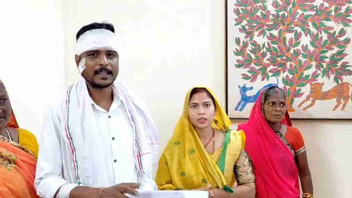 आदतन अपराधी की शिकायत करना पड़ा महंगा, बदमाशों ने मां-बेटे पर किया जानलेवा हमला, Video Viral