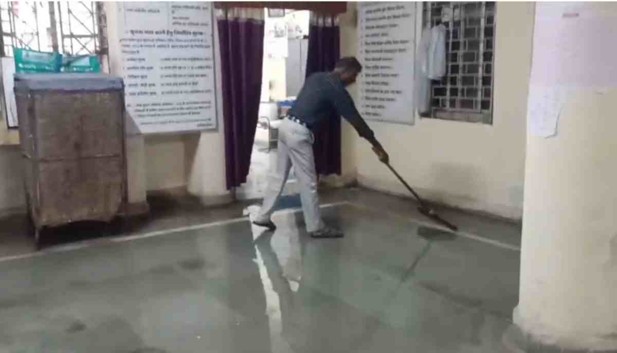 पानी-पानी हुआ कलेक्ट्रेट: कलम चलाने वाले अधिकारियों के हाथ में दिखे वाइपर, कलेक्टर ने कही ये बात  