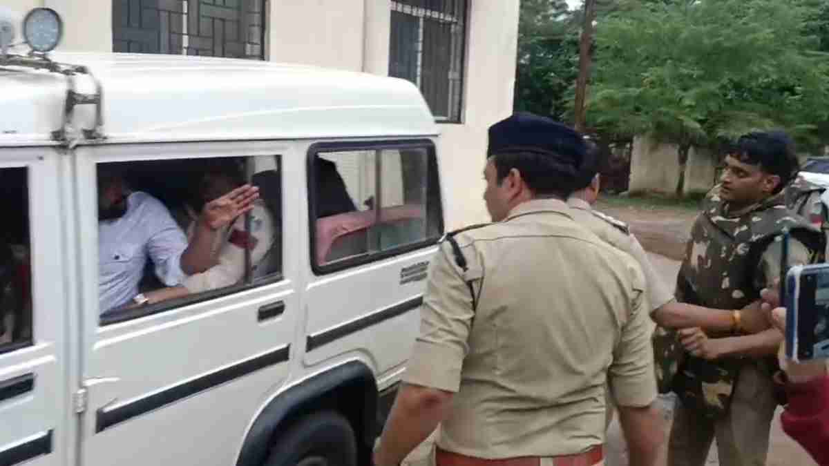 ‘वर्दी उतारकर आजा… डरूंगा नहीं’, करणी सेना के जिला अध्यक्ष ने SI को किया चैलेंज, पुलिस पर लगाए आरोप, गिरफ्तार
