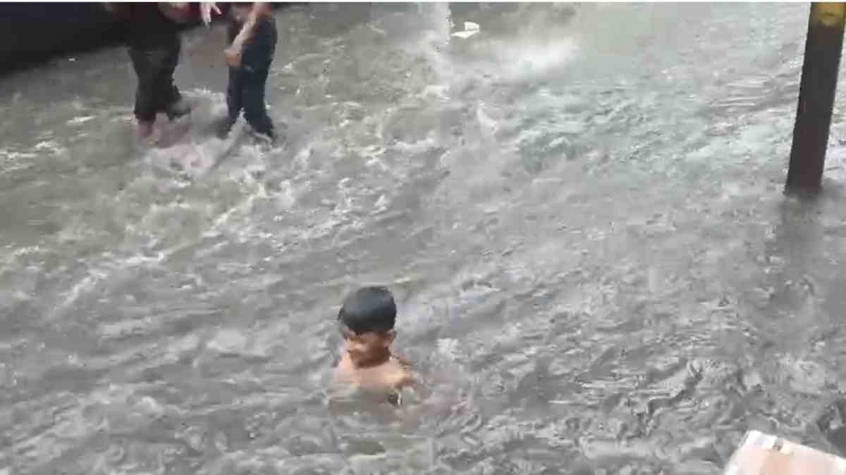 ये बह नहीं तैर रहे हैं! बारिश में सड़क बनी तालाब, स्विमिंग पुल समझकर तैराकी करने लगे बच्चे