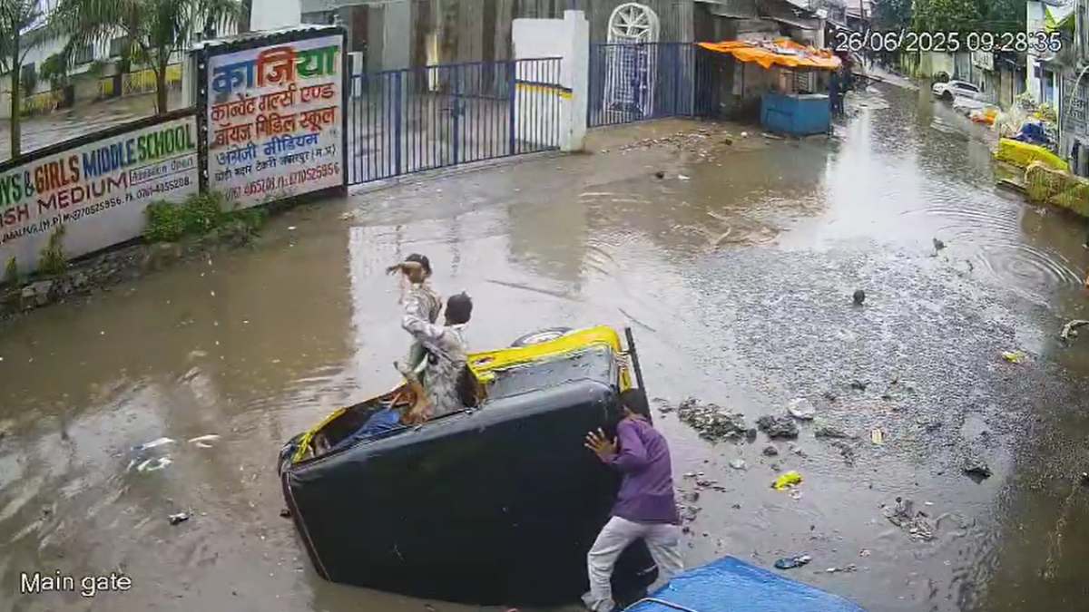 जलभराव के कारण नाले में पलटी ई-रिक्शाः बाल-बाल बचे ऑटो सवार 5 लोग, वीडियो आया सामने