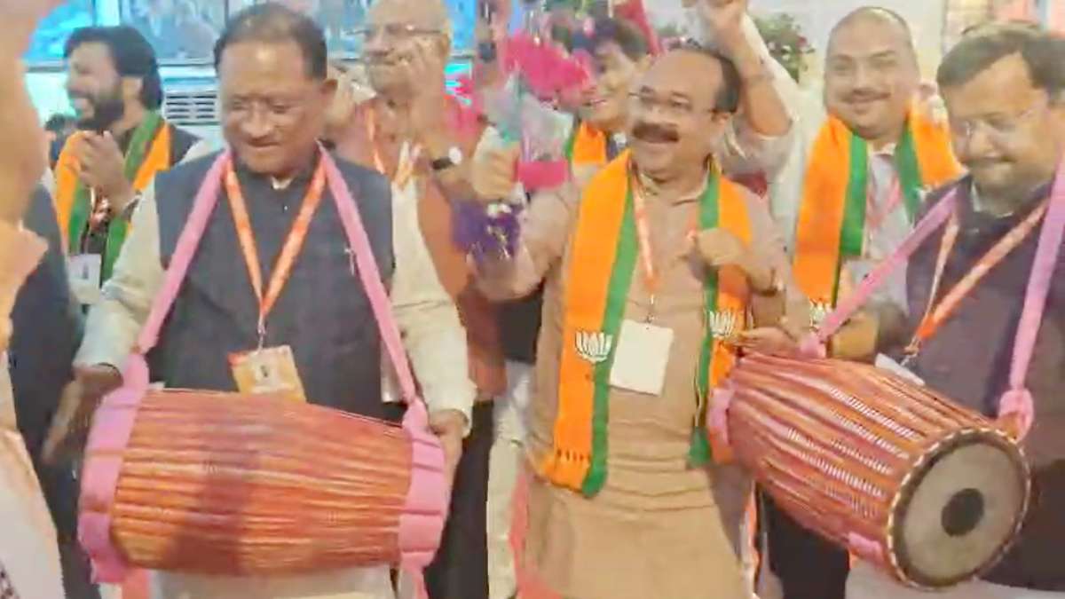 मैनपाट प्रशिक्षण शिविर : सीएम साय और प्रदेश प्रभारी नबीन ने बजाया मांदर, छत्तीसगढ़ी लोकगीतों पर थिरके भाजपा सांसद-विधायक, देखें VIDEO…