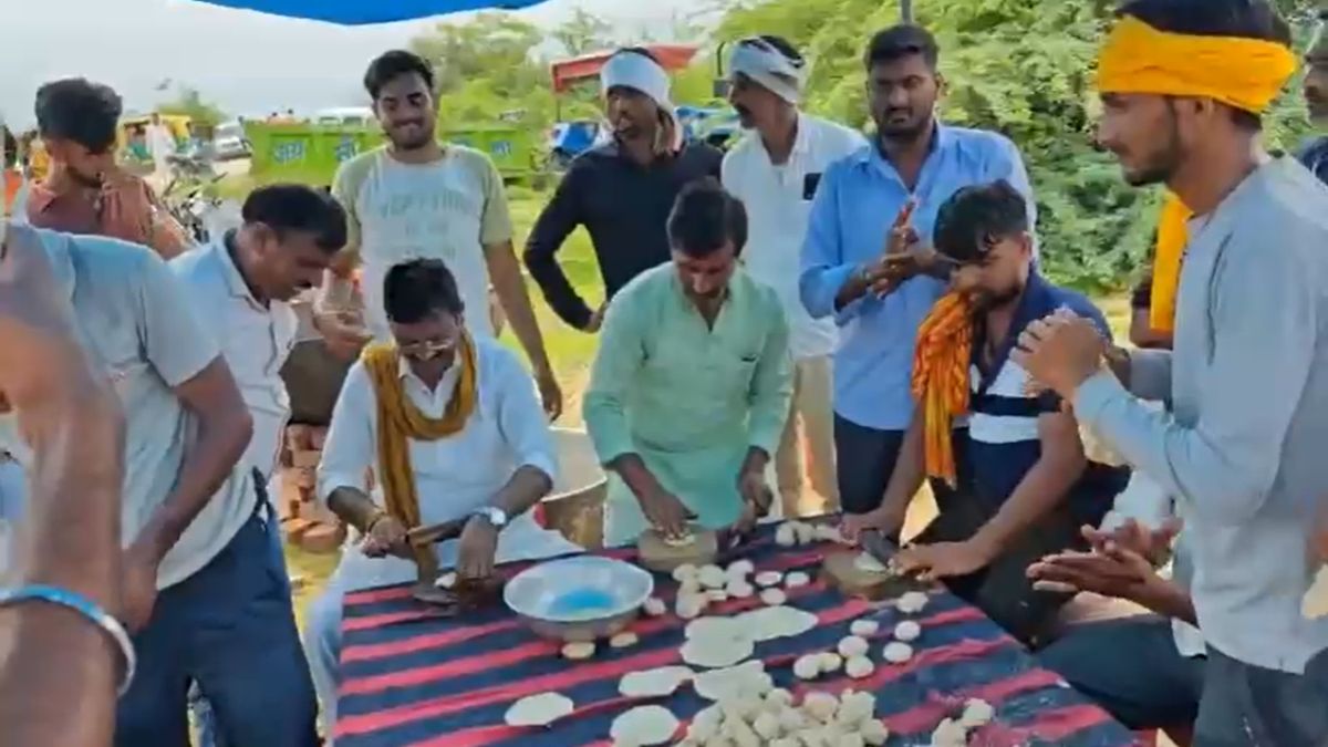 विधायक का दिखा अनोखा अंदाज: भंडारे में पुड़ियां बेलते नजर आए मुरैना MLA दिनेश गुर्जर, वीडियो वायरल
