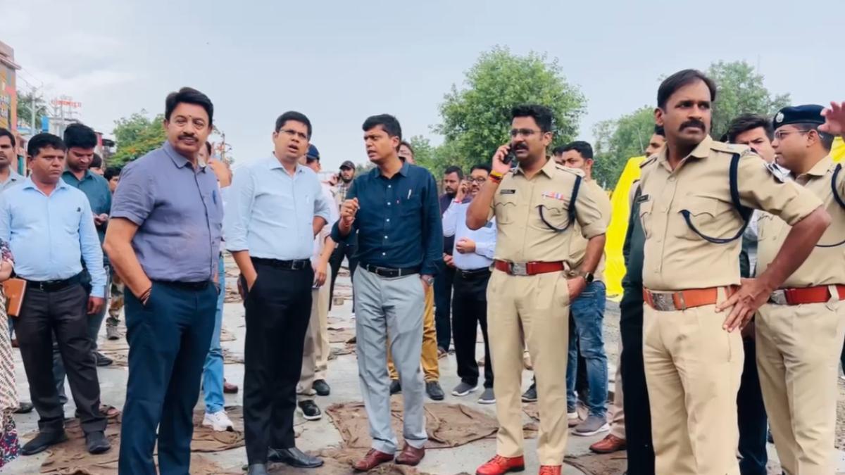 महाकाल सवारी मार्ग का कलेक्टर और SP ने किया निरीक्षण: सावन से पहले व्यवस्थाएं दुरुस्त करने के निर्देश