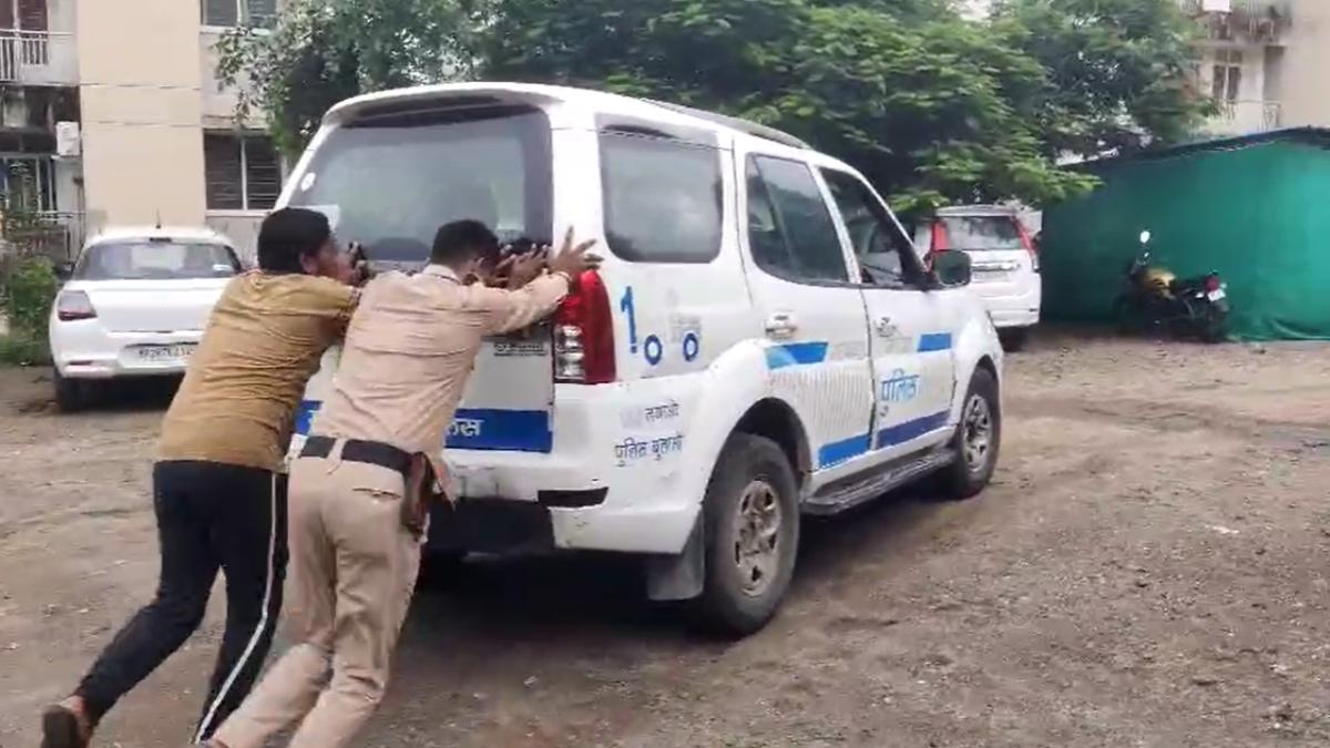 MP के इस जिले में पुलिस की आपातकालीन सेवाएं लचरः डायल 100 को धक्का लगाने का वीडियो वायरल