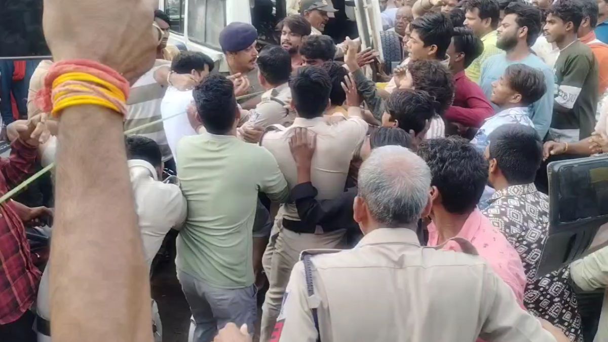 उपचार के दौरान 2 साल के बच्चे की मौतः गुस्साए परिजनों ने क्लीनिक में किया पथराव, डॉक्टर से की मारपीट, नेशनल हाईवे पर लगाया जाम