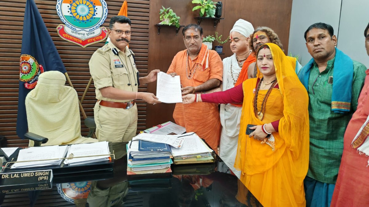 संत समुदाय ने स्वामी अभिरामदास के खिलाफ SP को सौंपा ज्ञापन, धर्म और गौशाला के नाम पर पैसे लूटने का लगाया आरोप