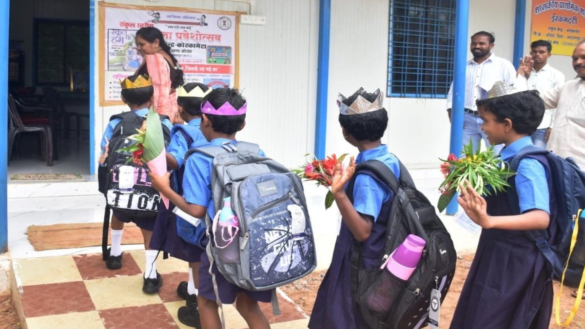 बंद स्कूल में फिर से गूंजे क, ख, ग… नियद नेल्ला नार और युक्तियुक्तकरण से माओवाद प्रभावित गांव में लौटी शिक्षा की रौशनी