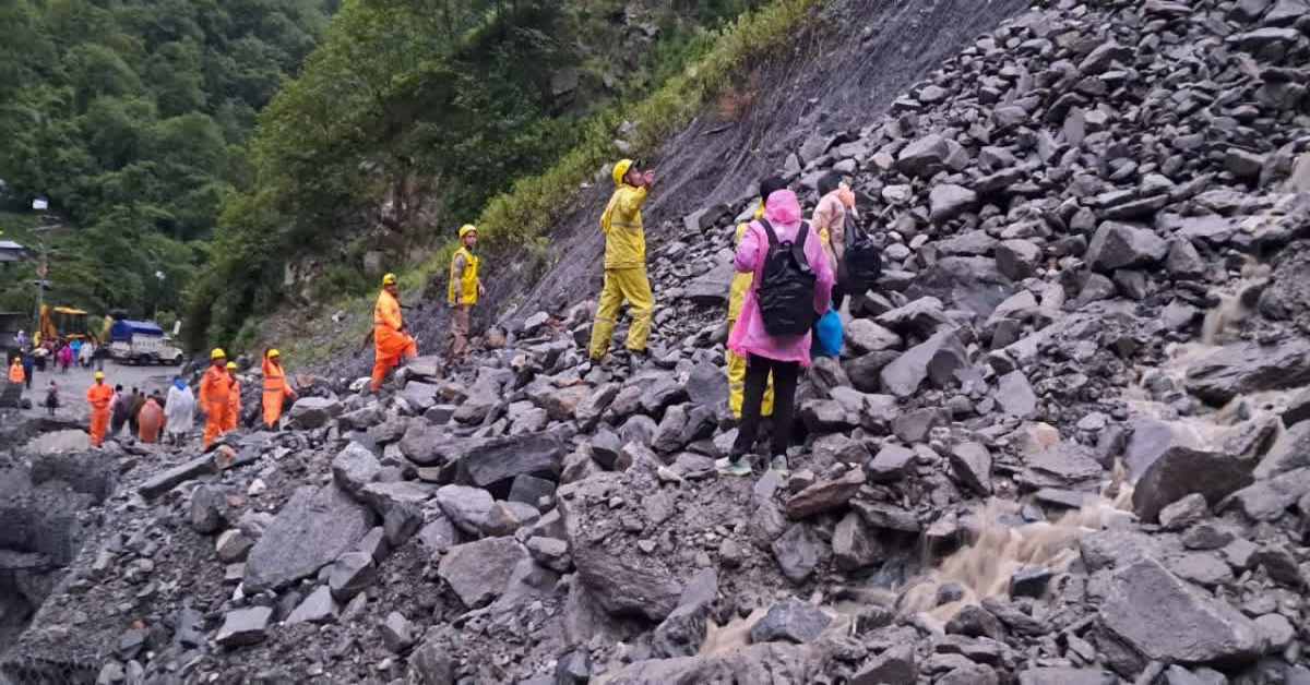 लैंड स्लाइड से ध्वस्त हुआ मुनकटिया मार्ग, रोकी गई केदारनाथ यात्रा, कई तीर्थयात्री फंसे, रेस्क्यू जारी