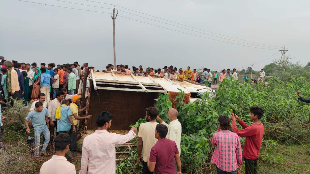 सड़क हादसा: मजदूरों से भरी तेज रफ्तार पिकअप हुई हादसे का शिकार, 24 घायल, 3 की हालत गंभीर…