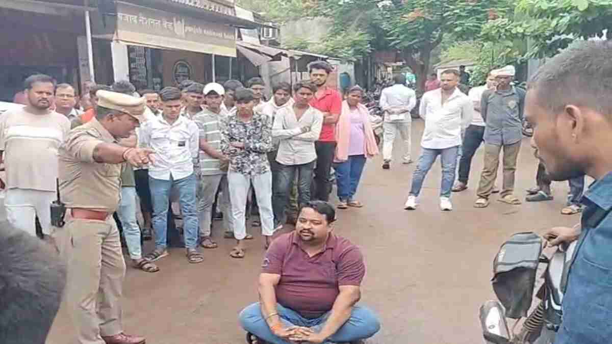 चालान को लेकर हंगामा : बहन की स्कूटी का चालान कटा तो धरने पर बैठा भाई, VIDEO हो रहा वायरल