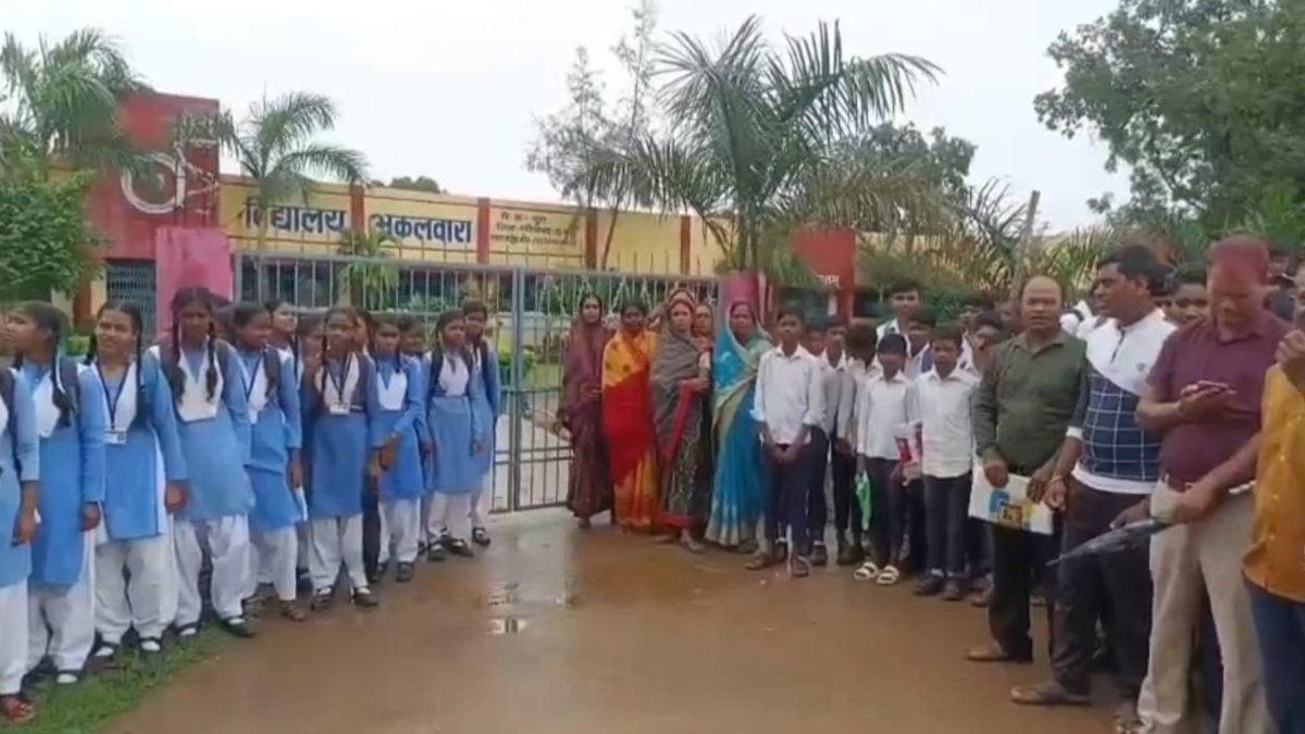 CG NEWS: प्रिंसिपल को हटाने के बाद माने आक्रोशित छात्र-पालक, त्वरित कार्रवाई के बाद खोला स्कूल का ताला….