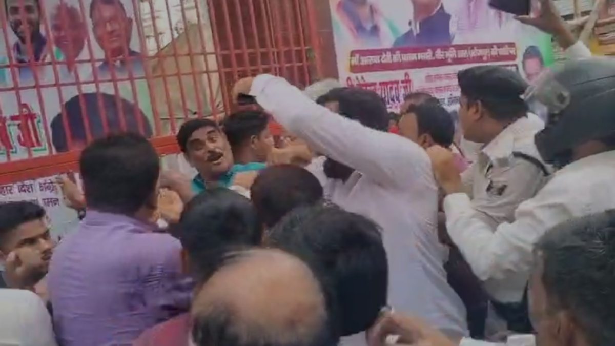 भोजपुर में कांग्रेस कार्यालय में आपस में भिड़े कार्यकर्ता, CG के भिलाई के विधायक देवेंद्र यादव के सामने जमकर की मारपीट, एक दूसरे का सिर फोड़ा, VIDEO VIRAL