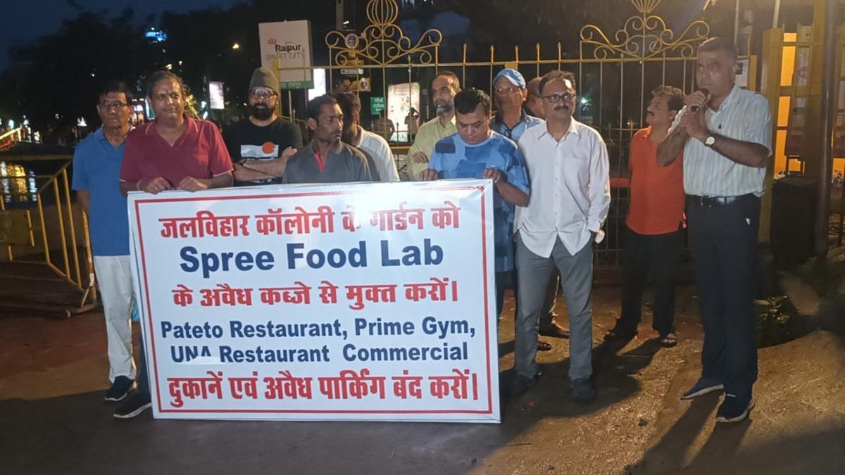 मरीन ड्राइव में व्यवसायीकरण के खिलाफ स्थानीय निवासी आक्रोशित, चम्मच-थाली बजाकर किया विरोध प्रदर्शन…