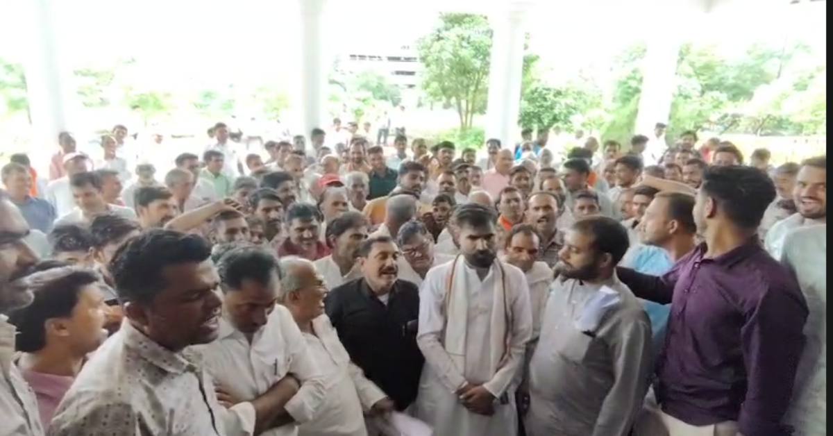 स्मार्ट मीटर पर फूटा गुस्सा: सीहोर में ग्रामीणों ने कलेक्टर कार्यालय का किया घेराव, बोले- चार गुना बढ़ गया बिजली बिल