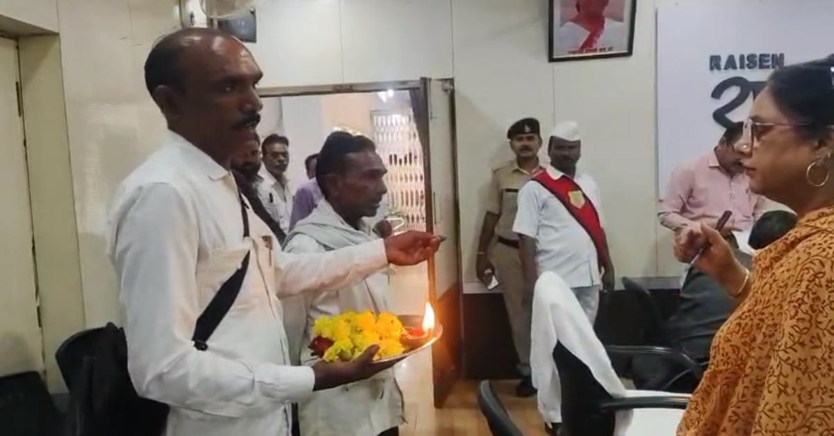 ‘आपकी आरती उतारूंगा, आप मेरा…’, आरती की थाली लेकर कलेक्टर ऑफिस पहुंचा ठेकेदार, ये है पूरा मामला