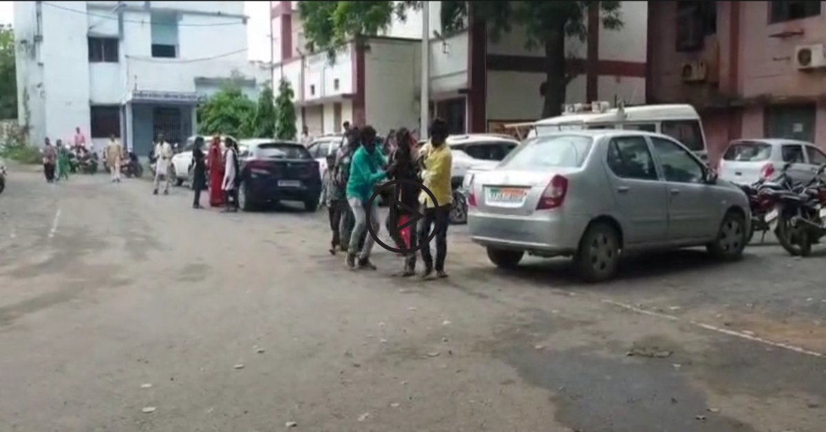 कलेक्ट्रेट बना अखाड़ा: जमीन रजिस्ट्री को लेकर परिवार में जमकर हुई मारपीट, VIDEO VIRAL