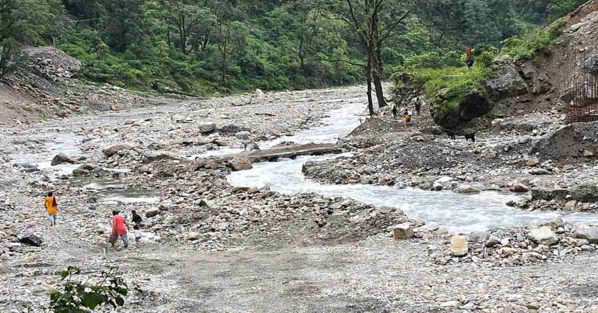 जेसीबी से गदेरा पार करने की खबर के बाद हरकत में आया शासन, पुल निर्माण का कार्य तेज