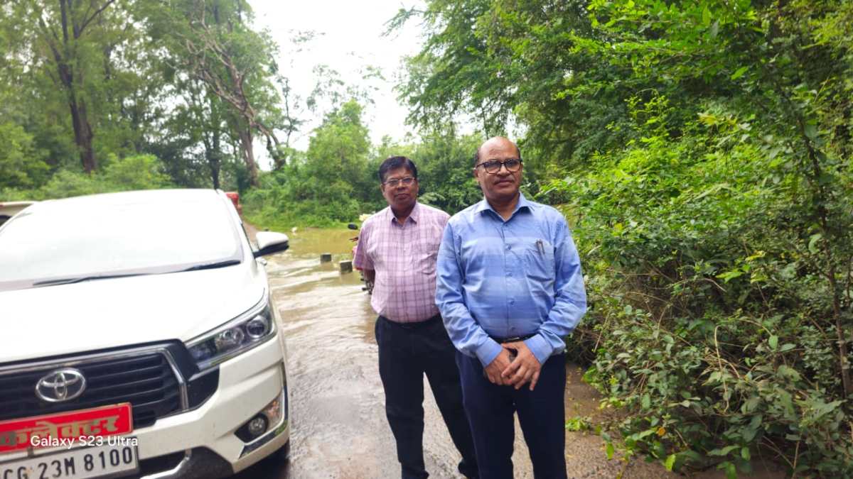 बरसात में मुख्यालय से 36 गांवों का टूट जाता है सड़क संपर्क: कलेक्टर ने रपटा का किया निरीक्षण, अब फिर जगी पक्के पुल निर्माण की आस…