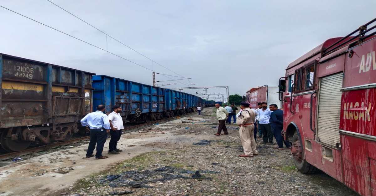 बड़ा हादसा टला: कोयले से भरी मालगाड़ी में लगी आग, रेलवे प्रबंधन में मचा हड़ंकप