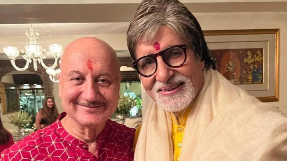 Amitabh Bachchan ने Anupam Kher को फिल्म के लिए दी बधाई, पोस्ट में लिखा- मेरी दुआएं …