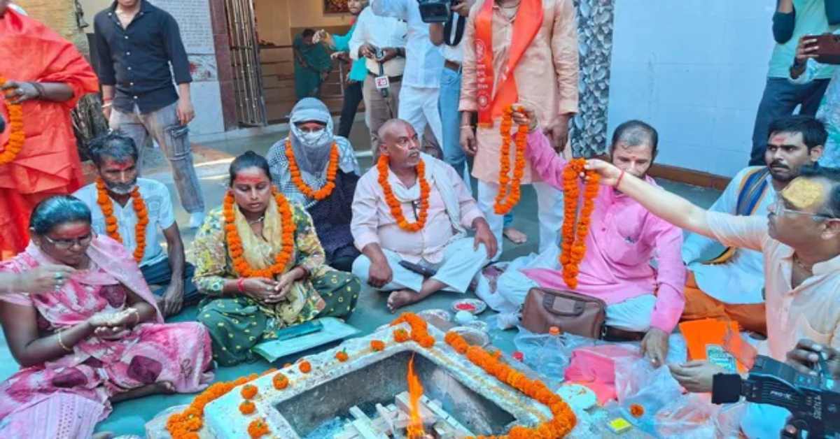 लालच और डर के आगे धर्म की जीतः इस्लाम छोड़ 12 लोगों ने हिंदू धर्म में की वापसी, हवन और मंत्रोच्चार के साथ किया गया शुद्धिकरण
