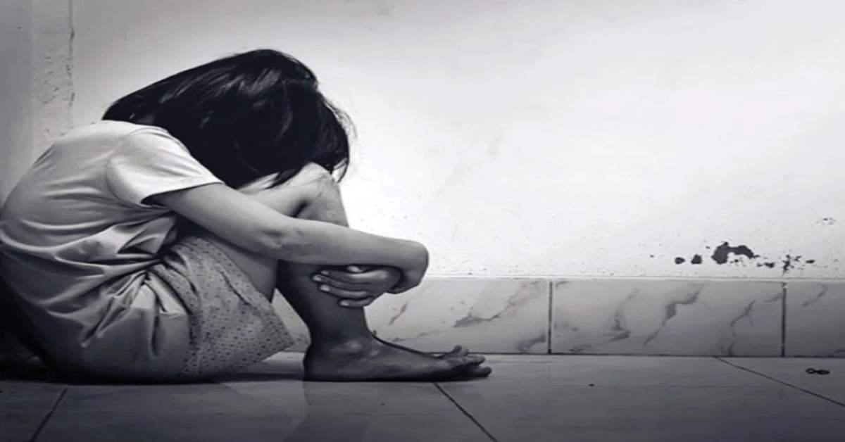 बंद कमरे में ‘हवस की क्लास’: जादू दिखाने छात्रा को ले गया टीचर, अश्लील हरकत करते हुए उसके साथ जो किया…