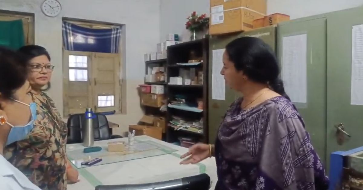 लापरवाही की भी हद हो गई: जिला अस्पताल के टेबल पर बिछा दी मरीज की बेडशीट, फिर डिप्टी कलेक्टर ने लगाई स्टाफ की क्लास