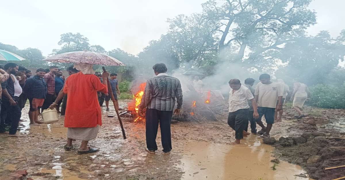 श्मशान घाट में शेड नहीं: बरसात में अंतिम संस्कार बनी चुनौती, ग्रामीणों ने प्रशासन लगाई गुहार…