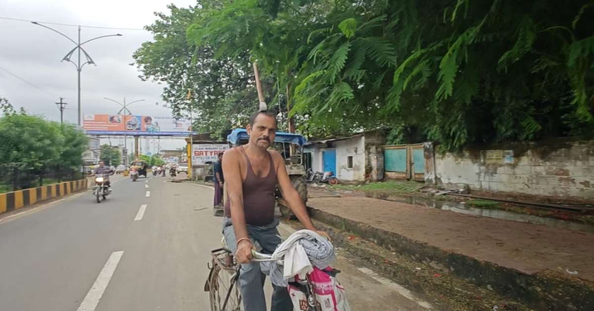 एमपी अजब है, सबसे गजब है: सिर पर कुल्हाड़ी रखकर साइकिल चलाता है ये शख्स, ‘बैलेंसिंग बाबा’ के नाम से सोशल मीडिया पर वायरल