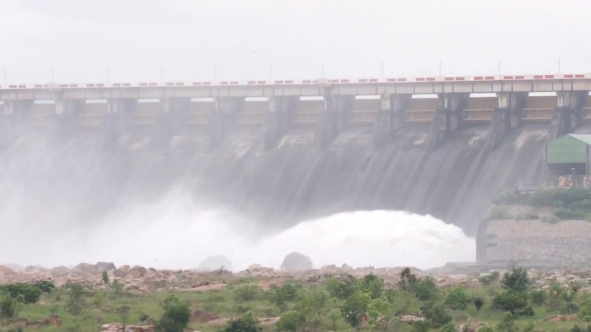 महानदी उफान पर: खुले Hirakud Dam के 12 गेट, देखें Video