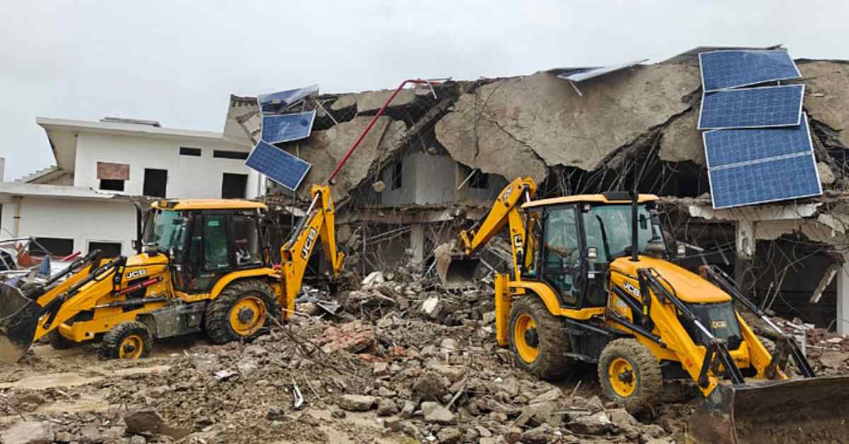 मिट्टी में मिल गई करोड़ों की कोठीः छांगुर बाबा के हवेली पर दूसरे दिन भी चला ‘बाबा’ का बुलडोजर, सरकार की इतनी जमीन पर किया था कब्जा…
