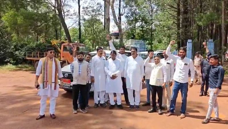 किसानों की समस्या को लेकर मुख्यमंत्री को ज्ञापन देने जा रहे पूर्व मंत्री भगत हिरासत में, कांग्रेस कार्यकर्ताओं ने थाने में किया जमकर हंगामा