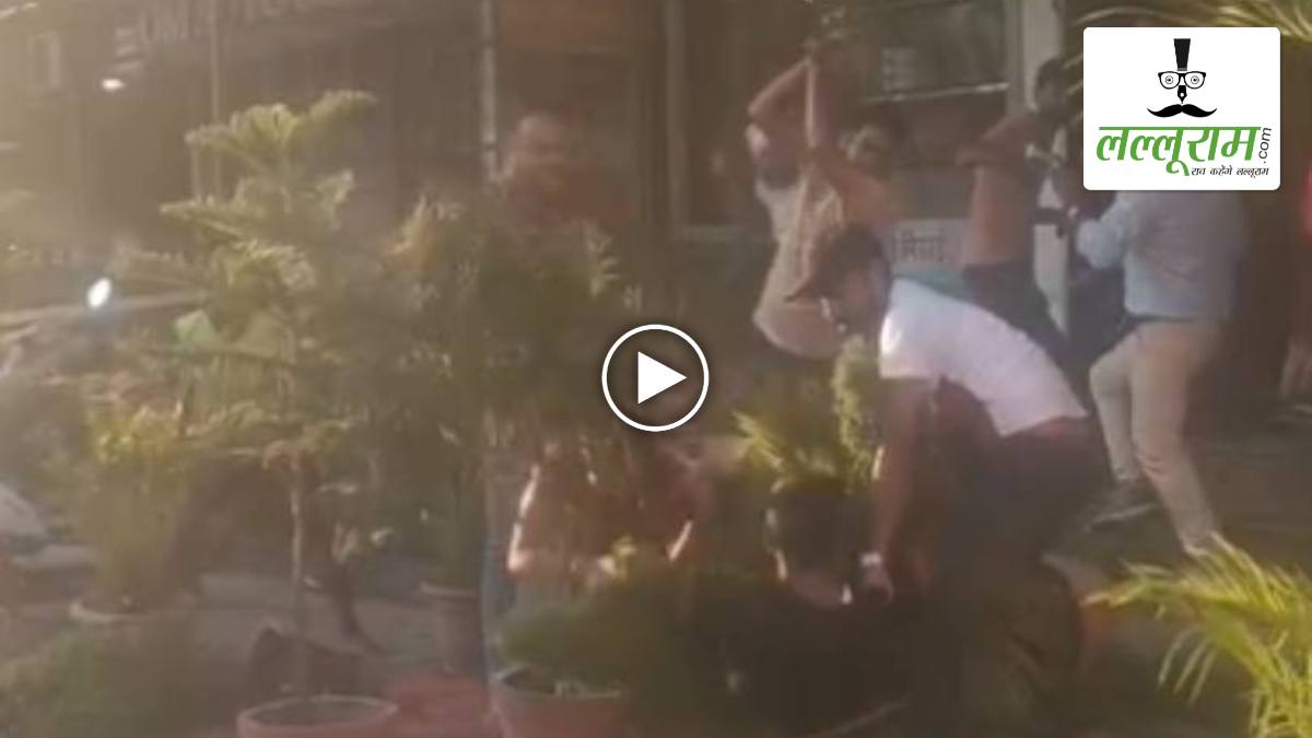 पार्किंग विवाद में हिंसक झड़प: युवकों ने होटल संचालक को पीटा, घटना का VIDEO हुआ वायरल
