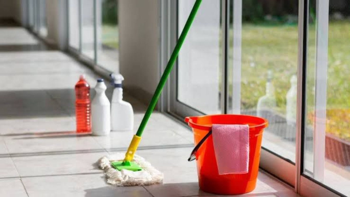 Homemade Floor Cleaner : बारिश में बढ़ जाती है फर्श की चिपचिपाहट, तो इस तरह से घर में बनाएं फ्लोर क्लीनर …