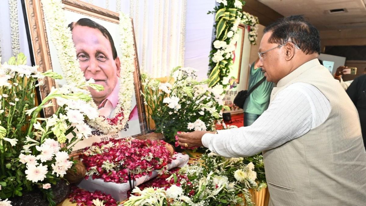 मुख्यमंत्री साय ने पद्मश्री डॉ. सुरेंद्र दुबे को अर्पित की श्रद्धांजलि, कहा- सभी को हंसाने वाला कवि हमें रुलाकर चला गया