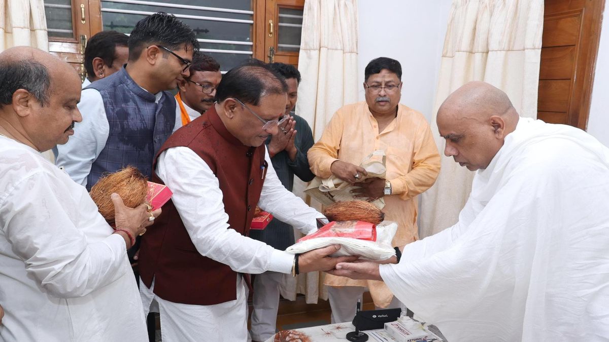 गुरु पूर्णिमा पर मुख्यमंत्री साय पहुंचे रायगढ़, अघोर गुरुपीठ में गुरु दर्शन कर लिया मार्गदर्शन