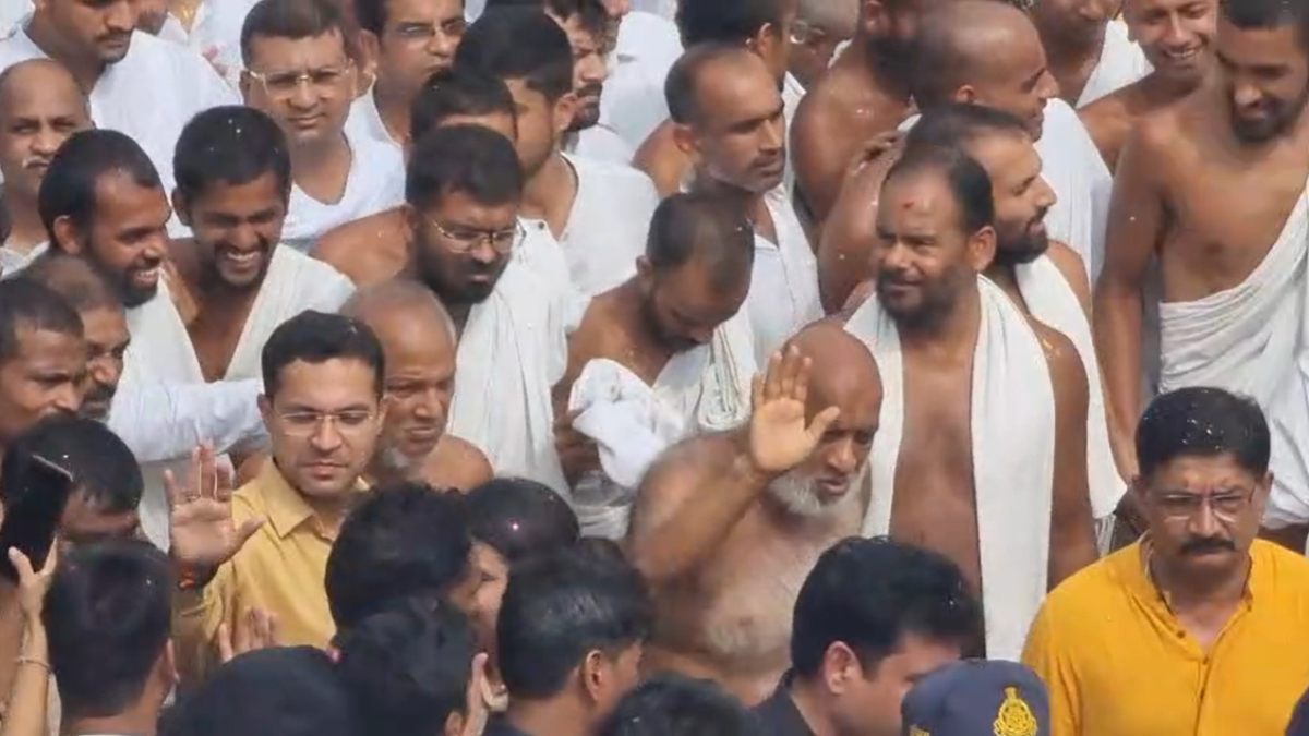 चातुर्मासः मुनि श्री सुधा सागर महाराज का अशोकनगर आगमन, जैन समाज ने की आगवानी, पुष्पवर्षा से स्वागत