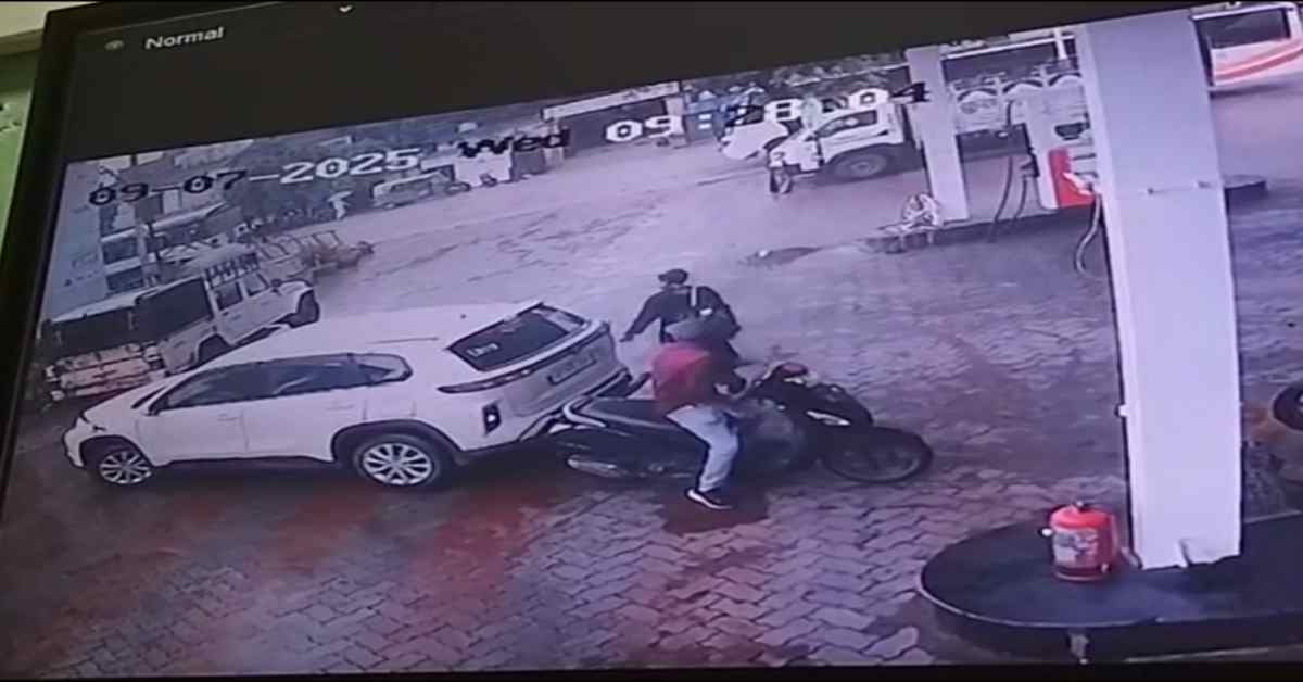 वर्दी की गर्मी ज्यादा हो गई है..! पहले इंस्पेक्टर ने कार से ठोंकी स्कूटी, फिर युवक को गिराकर पीटा, खाकी वाले ‘खलनायक’ का VIDEO वायरल